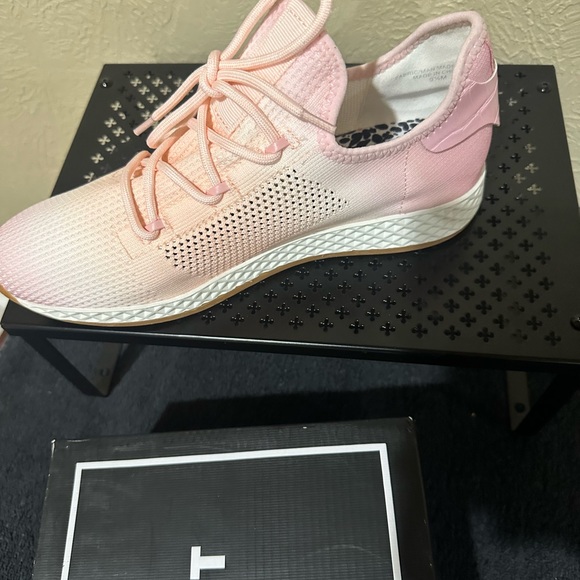 425. NEW SIZE 9.5 J/SLIDES Light Pink Women's Sneakers - Picture 3 of 5